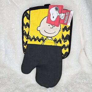 Charlie Brown/Peanuts Oversized Oven Mitt & Pot Holder Set,‎ 2021 (New)
